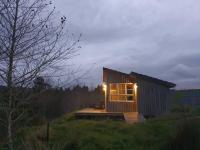 The Rimu Hut - Off-grid Luxury riverside cabin - B&B