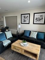 Lbarza Stylish New 4 BR Home with room to play - B&B Shepparton