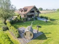 Cozy 4-Bedroom Chalet with Outdoor Spa in Zottegem - B&B