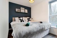 Stylish City Centre Apartment with Free Parking, Fast W-fi, Smart TV and Balcony by Yoko Property - Chambres d’hôtes Chelmsford