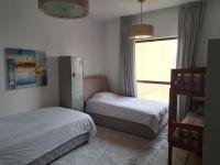 Cama individual en dormitorio mixto