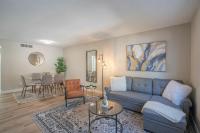 Modern 2BD - Parking, Gym, Pool - Sleeps 8 - 5 Min Casino - B&B
