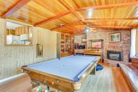 Burney Cottage with Game Room Walk to Town! - Chambres d’hôtes Burney