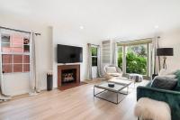 Updated 3-Bedroom LA Home with Backyard, BBQ & Family-Friendly Amenities - Bed and Breakfast Los Angeles