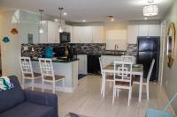 697 NEAR BEACH, FENCED DOGGIE Area, COZY BEACH HOME, LARGE DRIVEWAY - B&B Naples