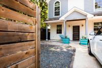 Modern 2-Story Cowboy Pool Retreat Walk to 6th St & Downtown - Chambres d'hôtes Austin