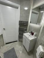 NEW Modern 5 Bedroom House - City Centre - Parking - Chambres d’hôtes Cardiff