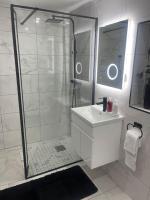 NEW Modern 5 Bedroom House - City Centre - Parking - Chambres d’hôtes Cardiff