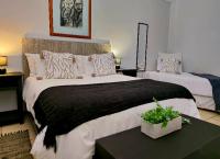 Zimmer mit Queensize-Bett und Poolblick