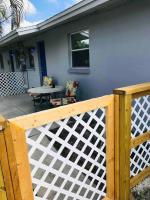 699 BEACH OASIS,WALK,BIKE TO BEACH, FENCED BACKYARD, Large Driveway - Chambres d'hôtes Naples