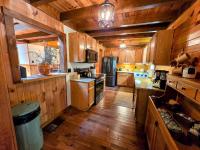 Secluded Mountain Lodge Near Williamsport with a Fireplace, Deck, and Pet-Friendly - B&B Linden