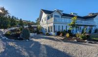 Autumn Lane B&B, Farmhouse Elegance & Stunning Lakeviews - B&B West Kelowna