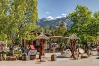 Top Rated 2BR 2BA Whistler Village Condo with Hot Tub & Parking - Chambres d'hôtes Whistler
