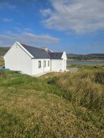 Achill Island Holiday home by the Sea - Idyllic views, Sleeps 6, Full kitchen, Fireplace and Wifi throughout - B&B Achill Sound