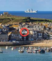 SMUGGLERS HIDE COTTAGE and separate but connecting SMUGGLERS CABIN - - In a beautifully renovated fishermans cottage - - HARBOUR VIEWS - - BEACH only 10 metres - - RENOVATION AWARDS WINNER - - Book Both For An Even Larger Property - - BOOK TODAY!! - Chambres d'hôtes St Ives