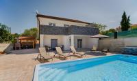 New villa with pool, 600 m from the beach - by TRAVELER tourist agency Krk ID 2164 - Chambres d'hôtes Pinezići
