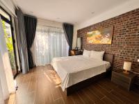 Zimmer mit Kingsize-Bett und Gartenblick.