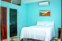 Habitación con cama grande y balcón