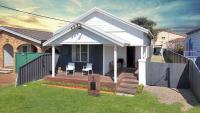3-Bed Coastal Haven with Alfresco Dining & BBQ - B&B