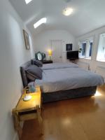 Spacious 2 bedroom apartment - B&B