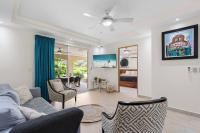 Gav3 2 bdrm new modern condo 15min walk to beach - B&B