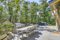 The Glabin Garrison Gem with Hot Tub and Fire Pit - Chambres d’hôtes Garrison