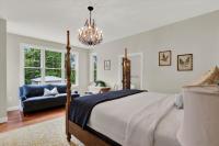 Zimmer mit Kingsize-Bett und Whirlpool
