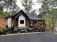 Beary Playful a highend luxury cabin nestled in the heart of downtown Gatlinburg - B&B Gatlinburg