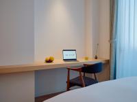 Estudio con cama extragrande y sofá cama