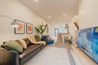 Downtown Bliss - 4-BR Retreat Amidst the Cityscape - Chambres d’hôtes Christchurch