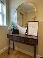 Serene Retreat Sleeps 6 with Garden - B&B Manchester