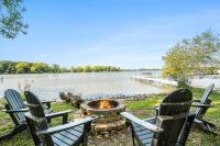 Lakefront Retreat~Hot Tub~Game Room~Fire Pit~ BBQ - Chambres d’hôtes Spirit Lake