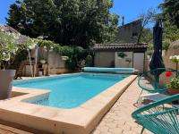 Grand studio avec piscine au coeur du village - Bed and Breakfast