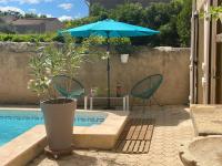 Grand studio avec piscine au coeur du village - B&B Le Puy-Sainte-Réparade