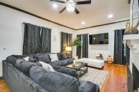 Updated Cottage w/ Fireplaces in North Greenwood! - Bed and Breakfast Greenwood