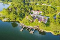 Tranquility 2 bedroom Villa by the lake with green backyard - B&B Staley