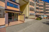 Spacious Apartment with Parking by Noclegi Renters - Bed and Breakfast