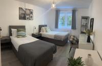 Corporate - spacious 2 bed, 2 bathroom apartment, high speed wifi, parking - B&B