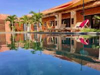 La Villa Awalie, maison de charme avec piscine - B&B Sintiane