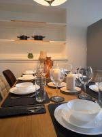 AMAO-Amber - Spacious Apartment - 10 Guests - Free Parking - Bed and Breakfast Rheinhausen