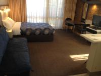 Estudio con cama grande y sofá