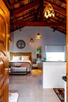 Chalé Canto do Galo 1 - Hidro da Jacuzzi, Lareira Ecológica, Cozinha Completa, Wi-Fi 80mbps, próximo a comércio local e relaxando ao som do riacho - B&B Gonçalves