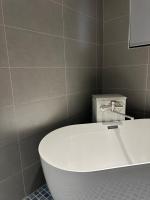 Vierbettzimmer mit Badewanne