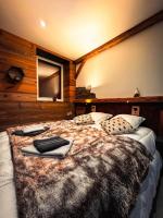 Zimmer mit Kingsize-Bett und Bergblick