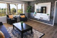GREAT VIEWS - Over the Oaks - Stylish - Whole Home - B&B