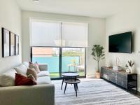 Trendy 2BD 2BTH Apt steps from Downtown Santa Monica with Ocean Views! - Chambres d’hôtes