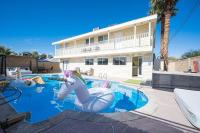 Large House, 15 Beds, Heated Pool, Hot Tub, BBQ, Close to Strip - Ferienwohnung