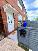Crestfield House - Stunning Home near Alton Towers - Free Parking & Garden - Bed and Breakfast