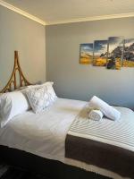 Mountain Views, beach walks, heart of old village - B&B Gordon’s Bay