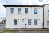 Exquisite 2 Bed Apt Near ExCel & 02 Arena with Parking - B&B